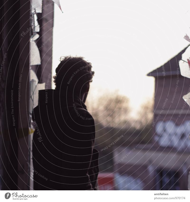 Mr. maskulin Mann Erwachsene Kopf Haare & Frisuren Ohr Rücken 1 Mensch 30-45 Jahre Düsseldorf Stadtrand Gebäude Fabrik Fabrikhalle Fenster Jacke Glas Blick