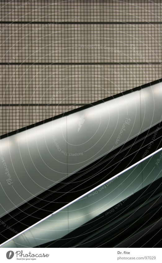 Schwarz und Weiß Frankfurt am Main Rolltreppe kariert Neonlicht Flughafen black white