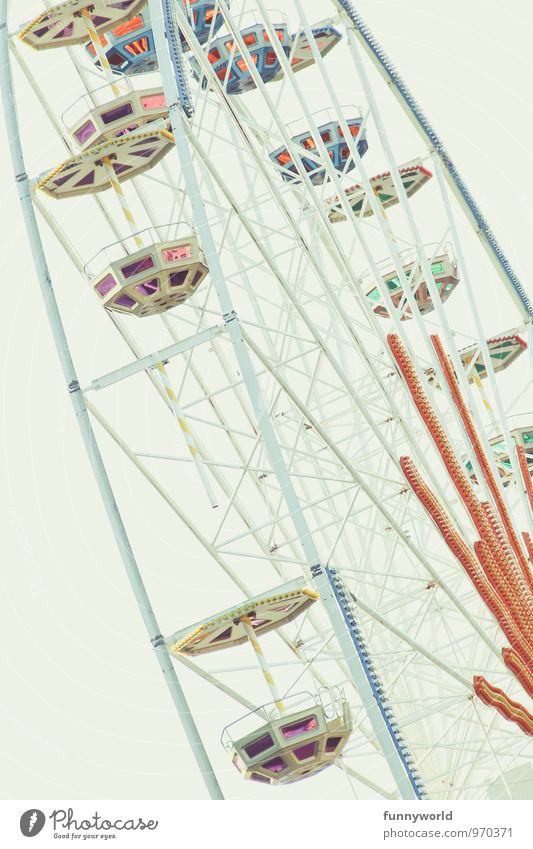 \ Jahrmarkt oben unten Freude Lebensfreude Leichtigkeit Riesenrad groß Farbfoto Außenaufnahme Tag Sonnenlicht Froschperspektive