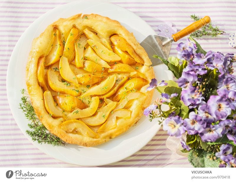 Birnen Kuchen mit Thymian und Blumen Lebensmittel Frucht Teigwaren Backwaren Dessert Kräuter & Gewürze Ernährung Frühstück Kaffeetrinken Bioprodukte