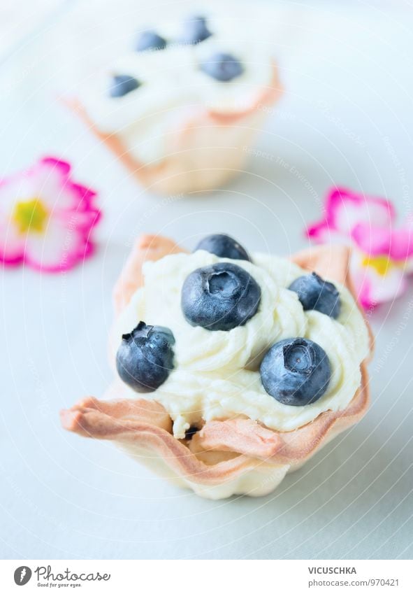 Törtchen mit Heidelbeeren und rosa Blüten Lebensmittel Frucht Teigwaren Backwaren Kuchen Süßwaren Ernährung Frühstück Kaffeetrinken Festessen