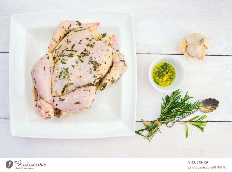 Ganzes Hähnchen mit Öl, Knoblauch und Bund Rosmarin Lebensmittel Fleisch Kräuter & Gewürze Ernährung Abendessen Bioprodukte Diät Schalen & Schüsseln Löffel