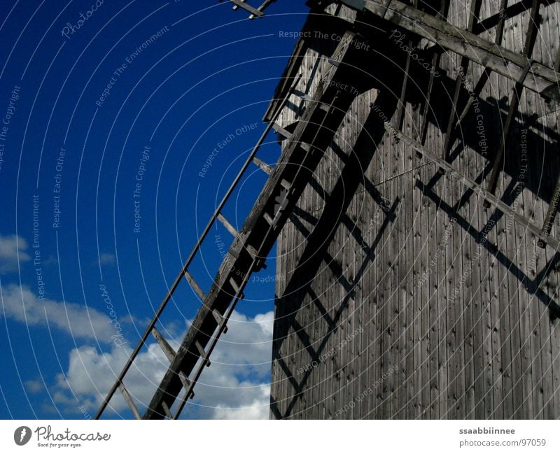 Windspiele 2 Windmühle Wolken Leichtigkeit Denkmal ländlich träumen Gute Laune Wahrzeichen Freude Sommer Schatten Himmel Sonnentag altes Holz knarrendes Holz