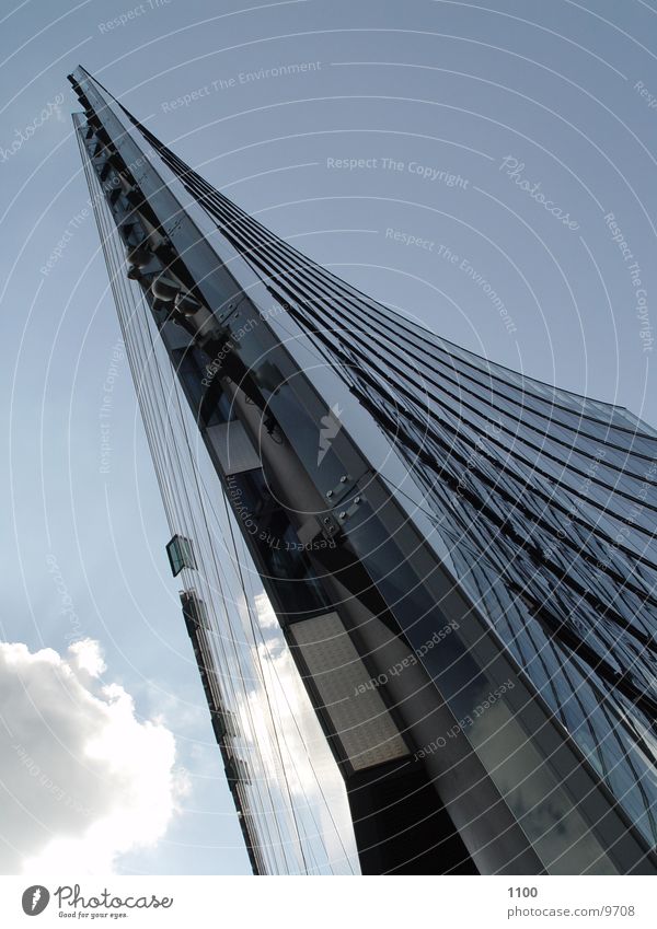 Hochhauskante Ecke Himmel Wolken Architektur Berlin modern Glas Sky