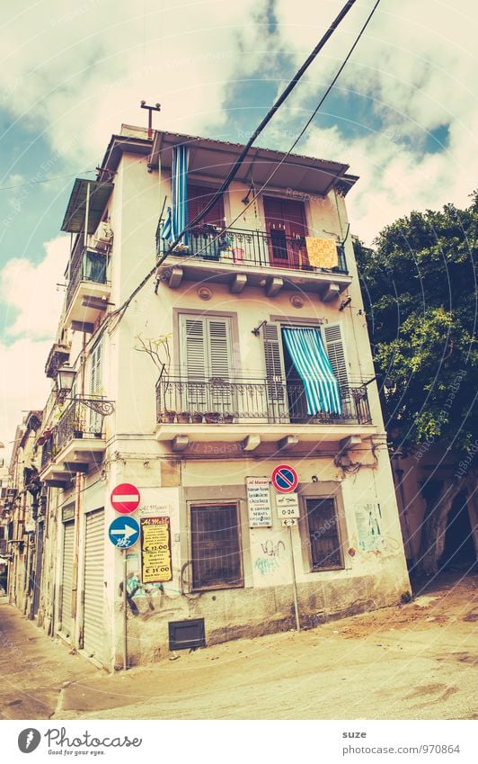 Das Beste im Leben ist umsonst Stil Ferien & Urlaub & Reisen Städtereise Haus Stadt Hauptstadt Altstadt Gebäude Architektur Fassade Balkon Fenster Tür Straße