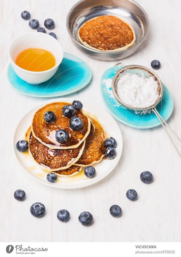 Frühstück mit Pfannkuchen und Heidelbeeren Lebensmittel Frucht Teigwaren Backwaren Dessert Ernährung Geschirr Schalen & Schüsseln Pfanne Stil Design