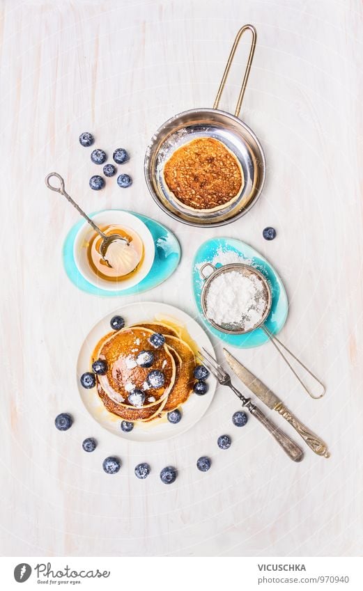 Pfannkuchen mit Honig und Heidelbeeren Lebensmittel Frucht Teigwaren Backwaren Kuchen Dessert Süßwaren Marmelade Ernährung Frühstück Festessen Bioprodukte