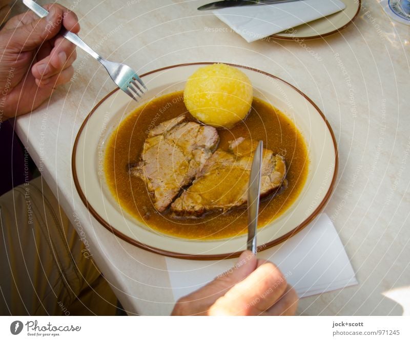 Herz mit Knödel Mittagessen Saucen Braten Teller Gastwirtschaft Hand Essen authentisch lecker Originalität rund Klischee Gastfreundschaft Appetit & Hunger