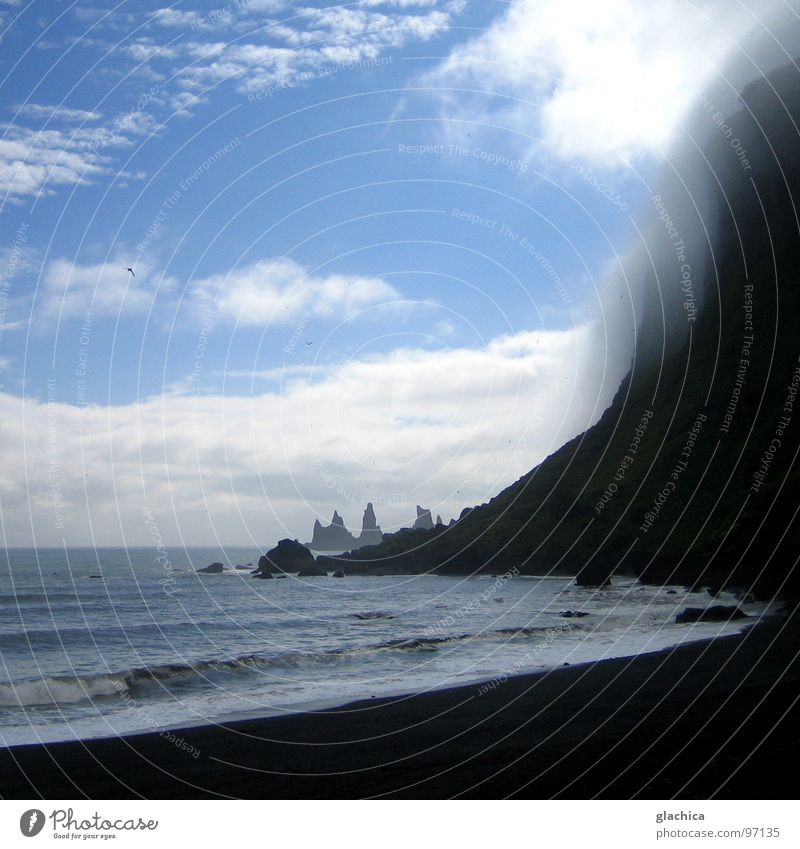 die drei trolle Island Meer Wellen Nebel kalt Einsamkeit Wind Lava heiß Quelle Wolken weiß schwarz Strand Klippe Brandung Meerwasser Ödland ruhig Unendlichkeit