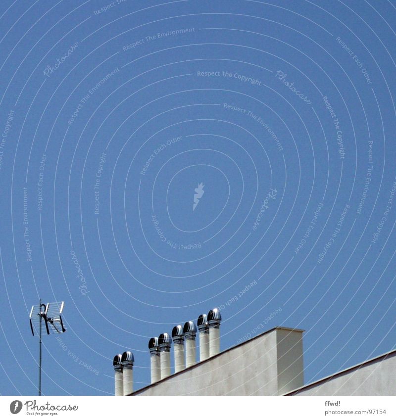 unknown roof objects Antenne Mauer Dach Lüftung obskur modern Elektrisches Gerät Technik & Technologie Himmel blau Dachinstallation Belüftungssystem space