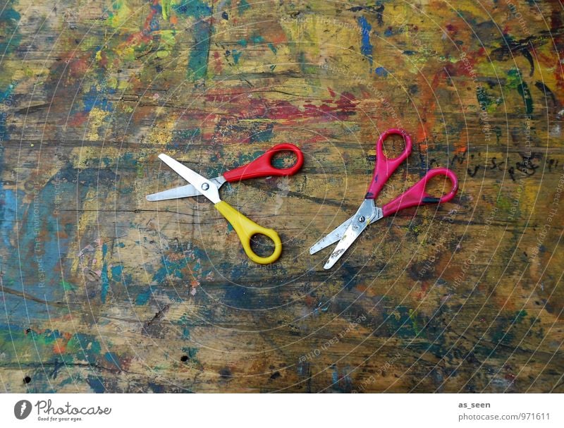 Relikt Basteln Kinderspiel Kinderzimmer Kindererziehung Kindergarten Klassenraum Lehrer Beruf Handwerk Feierabend Werkzeug Schere Tischplatte Holz Metall