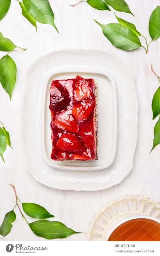 Stück Kuchen mit Erdbeeren und Tasse Tee Lebensmittel Frucht Dessert Ernährung Kaffeetrinken Festessen Vegetarische Ernährung Diät Getränk Geschirr Stil Design