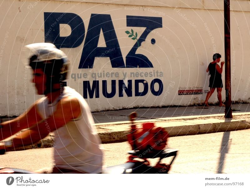 paz mundo Frieden Kuba Kommunismus Krieg Taube Friedenstaube Wand Wandmalereien Havanna Fußgänger leer vergessen El Malecón Nacht Sozialismus Nostalgie