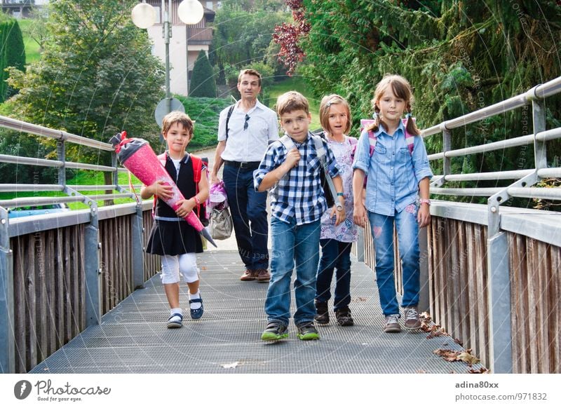 Schulkinder, erster Schultag Kindererziehung Bildung Schule Schüler Vater Erwachsene Familie & Verwandtschaft Freundschaft laufen lernen Optimismus