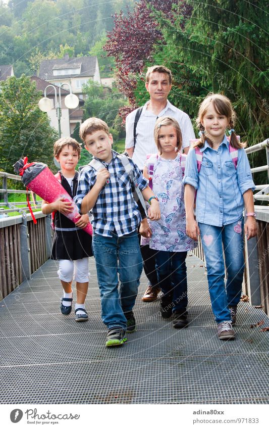 Auf zur Schule! Mit gemischten Gefühlen... Kindererziehung Bildung lernen Schulkind Schüler Mann Erwachsene Familie & Verwandtschaft Freundschaft 5 Mensch Mut