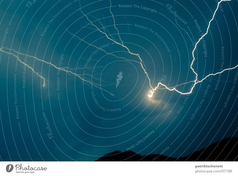 Macht des Himmels Unwetter Blitze Nacht blau-grün gefährlich Elektrizität Kraft Wolken Panik Blitzschlag Donnern Jupiter Gewitter Energiewirtschaft bedrohlich