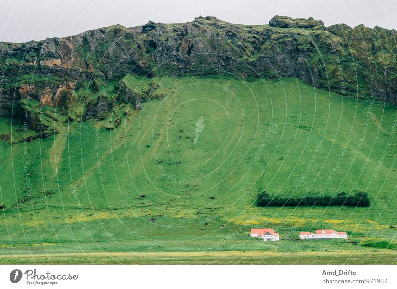 Island Ferien & Urlaub & Reisen Tourismus Abenteuer Ferne Berge u. Gebirge wandern Landschaft Urelemente Erde Wiese Feld Hügel Felsen Vulkan Haus gigantisch