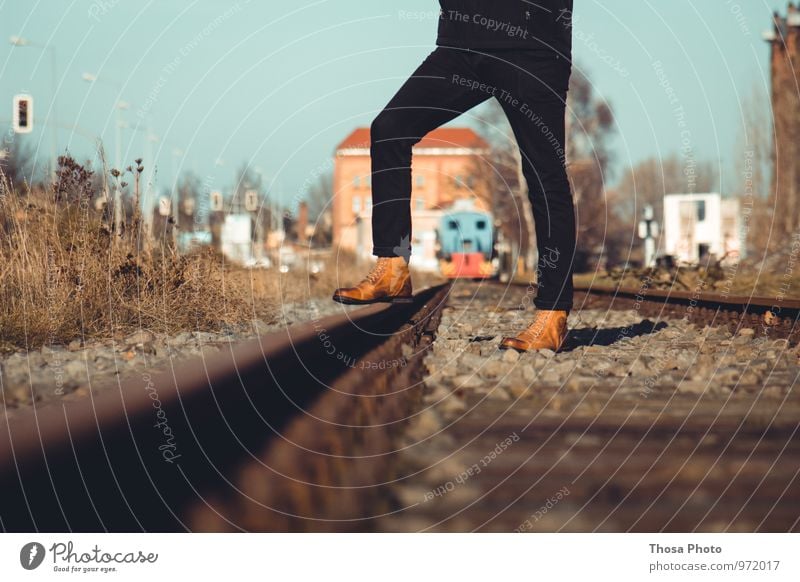 Entgleist Sonne trendy Gleise Eisenbahn Bahnhof Stiefel schwarz Magdeburg Hafen Beleuchtung Farbfoto