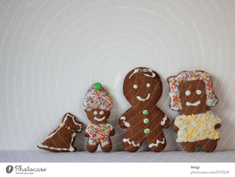 Figuren Mutter, Vater, Kind und Hund gebacken aus Lebkuchen , mit Zuckerguss und bunten Streuseln verziert, stehen vor weißem Hintergrund Lebensmittel Teigwaren