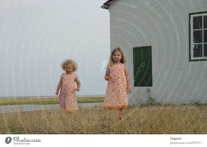 sunshine girls Mädchen Kind Strand Sommer Kleid Meer Gras Küste Haus blond lang klein gehen stehen Freude Zusammensein 2 Gelassenheit parallel Unbeschwertheit