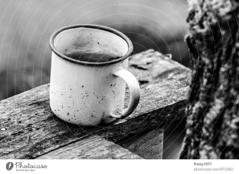 Emaillebecher Tasse Becher Blechbecher Blechtasse alt dreckig Einsamkeit vergessen Verfall Vergänglichkeit "tasse schwarzweiss pause auszeit nahaufnahme