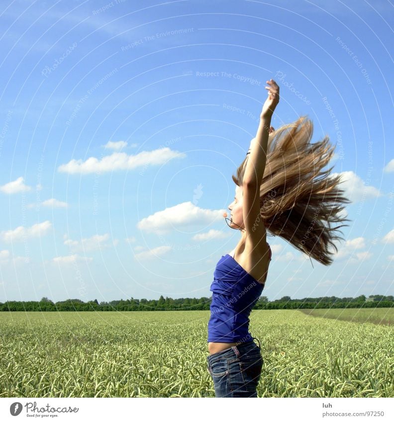 Spuerst du den Sommer? Wolken himmelblau Insekt Schweben Luft Windzug wo Feld grün Weizen groß mehrfarbig springen Schwung Mädchen Frau Ferne Jugendliche Himmel