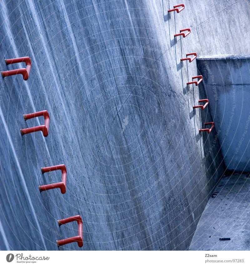 upstairs steigen Leitersprosse Wand steil Notausgang Feuerleiter dreckig Beton Abfluss rot einfach sehr wenige graphisch Detailaufnahme Klettern blau modern