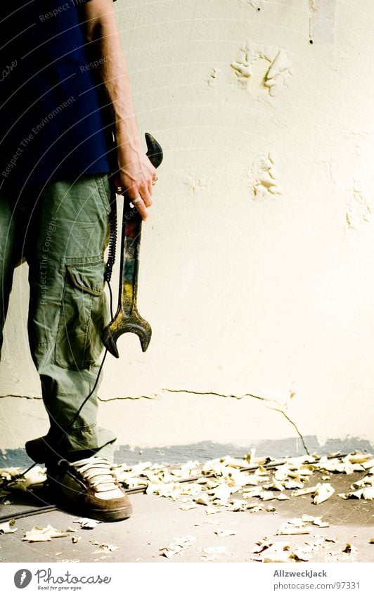 Man at work Handwerker Arbeit & Erwerbstätigkeit Schraubenschlüssel Reparatur Umbauen Baustelle Schlüssel Mann Putz Wand verfallen Pflicht kaputt Werkzeug