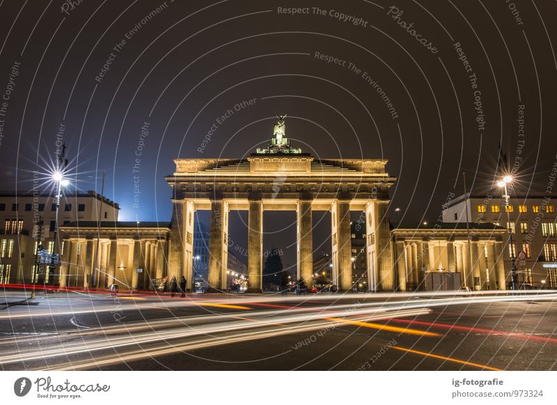 kalte Nacht und warmes Licht am Brandenburger Tor Tourismus Ausflug Deutschland Architektur Sehenswürdigkeit Straße Ampel PKW historisch Symmetrie Berlin urban