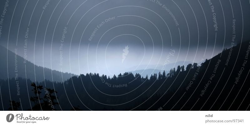 Do kummt a Weda (da kommt ein Gewitter auf) dunkel Regen Wolkenband Gewitterwolken Oberbayern Berge u. Gebirge alpin Bergsteigen Überraschung Streifen Horizont