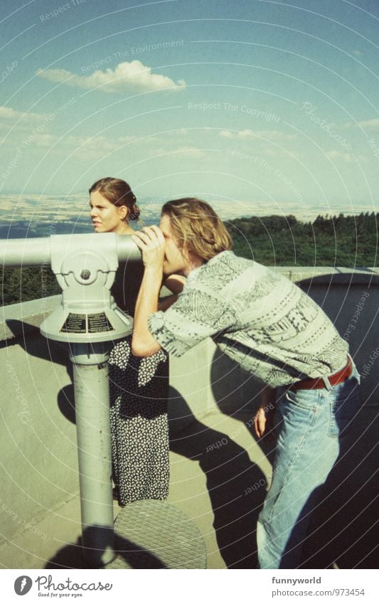 'Siehstet?' - 'Ja.Ick sehet' Mensch Junge Frau Jugendliche Junger Mann 2 18-30 Jahre Erwachsene Turm Fernglas beobachten festhalten Ferien & Urlaub & Reisen