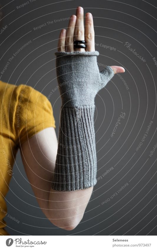 . Mensch Arme Hand Finger 1 Herbst Winter Handschuhe Wärme weich Farbfoto Innenaufnahme