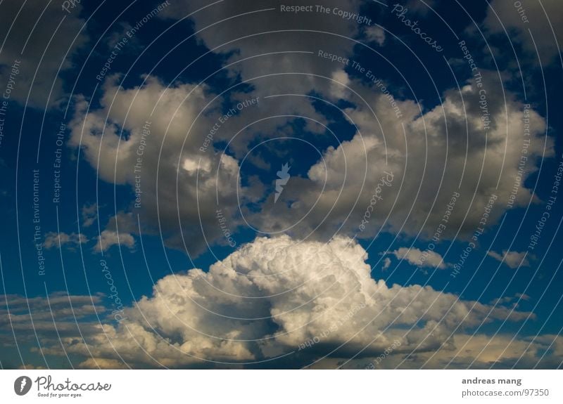 Es kommt Himmel Wolken bedrohlich gefährlich sky cloud clouds blau Gewitter thunderstorm Dynamik hoch high scary Turm wolkenturm