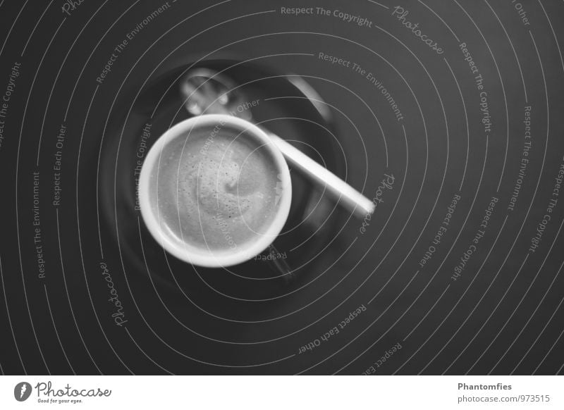 Espresso Lebensmittel Getränk Heißgetränk Kaffee Tasse Löffel Erholung Duft trinken Gastronomie schwarz Zufriedenheit Crema Schwarzweißfoto Innenaufnahme