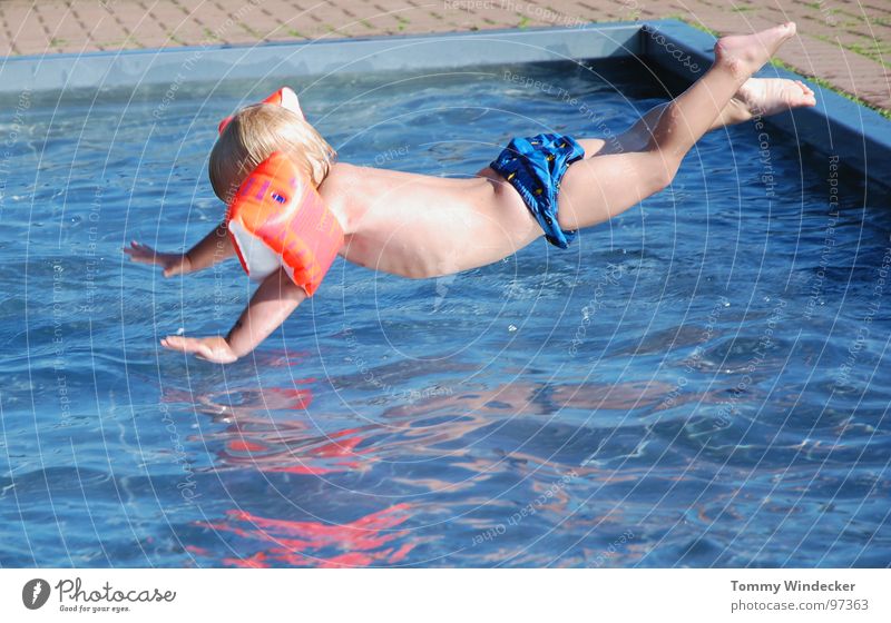 Nichtschwimmer II Mut nass kalt Erfrischung Physik Schwimmbad Badehose Freibad Spielen Ferien & Urlaub & Reisen Freizeit & Hobby Kind Strand Barfuß Kinderbein