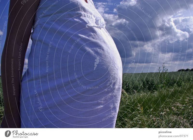 Bald ist es soweit schwanger Feld Sommer weiß Bauch Himmel Wolken Frau Baby Getreide grün Arme Mutter Vorfreude Geburt Kleid Umstandsmode