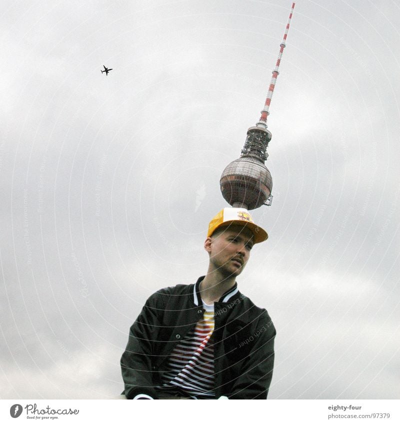 kugelkopf Alexanderplatz Wolken Flugzeug dunkel trist Mütze Unwetter Wahrzeichen Denkmal alex Turm Berliner Fernsehturm Himmel Blick Regen Spitze Kopf bedecken