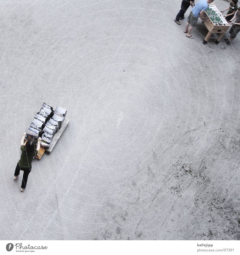 nachschub Karre schieben Güterverkehr & Logistik Tischfußball Kies Kongress Vogelperspektive unten Arbeit & Erwerbstätigkeit Mensch kontainer treten Bauernhof