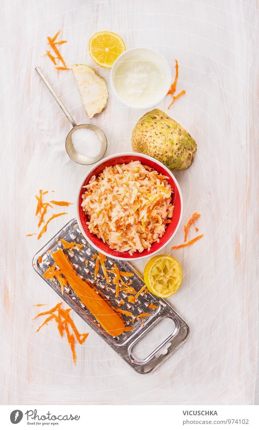 Sellerie und Karotten Salat mit Joghurt, Zutaten Lebensmittel Milcherzeugnisse Gemüse Salatbeilage Frucht Ernährung Mittagessen Festessen Bioprodukte