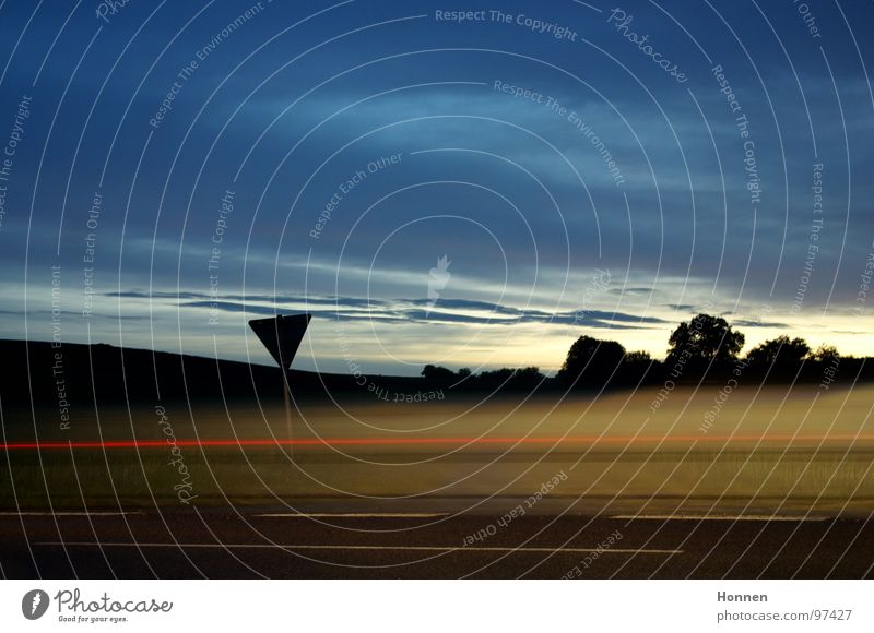 Autobelichtung II Nacht Dämmerung Licht Baum Sträucher Rücklicht Bremslicht Belichtung rot weiß Wolken Horizont fahren Geschwindigkeit Mittelstreifen Fahrbahn