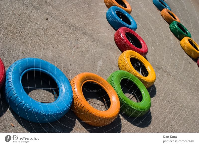 Boxenluder inklusive Gummi rund geschlossen Asphalt Teer rau Autoreifen mehrfarbig Vielfältig Verschiedenheit fahren Go-Kart Spielen Spielplatz hüpfen verbinden