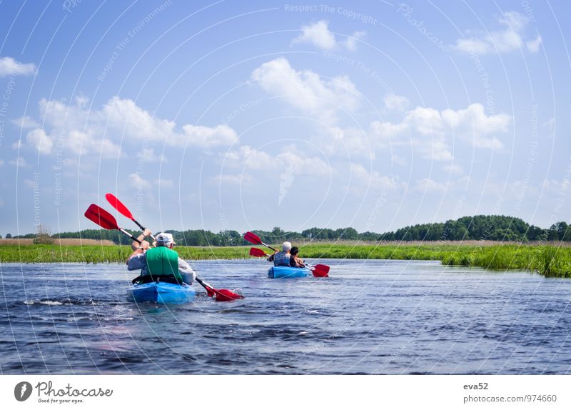 Ältere Paare fahren mit dem Kajak auf dem Fluss. Ferien & Urlaub & Reisen Tourismus Abenteuer Sommer Sommerurlaub Sonne "Wasserfluss Sümpfe" Fitness