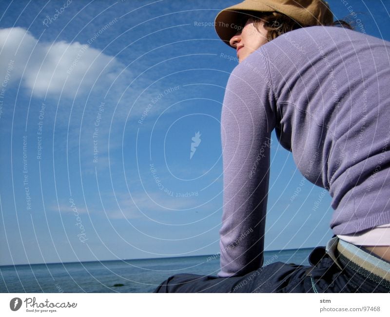 blau 01 Frau Strand Meer Wolken Denken beobachten Erholung träumen Mütze T-Shirt Hose Freude Wasser Gesicht nachdenken Blick beobchten Hut sitzen