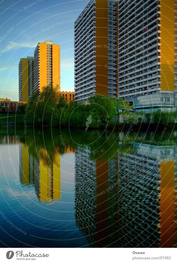 schöner wohnen 16 Haus Gebäude Fassade Fenster Balkon Raster gerade Plattenbau Beton Neubau trist Nachbar eng Einblick Teich See Reflexion & Spiegelung Pfütze