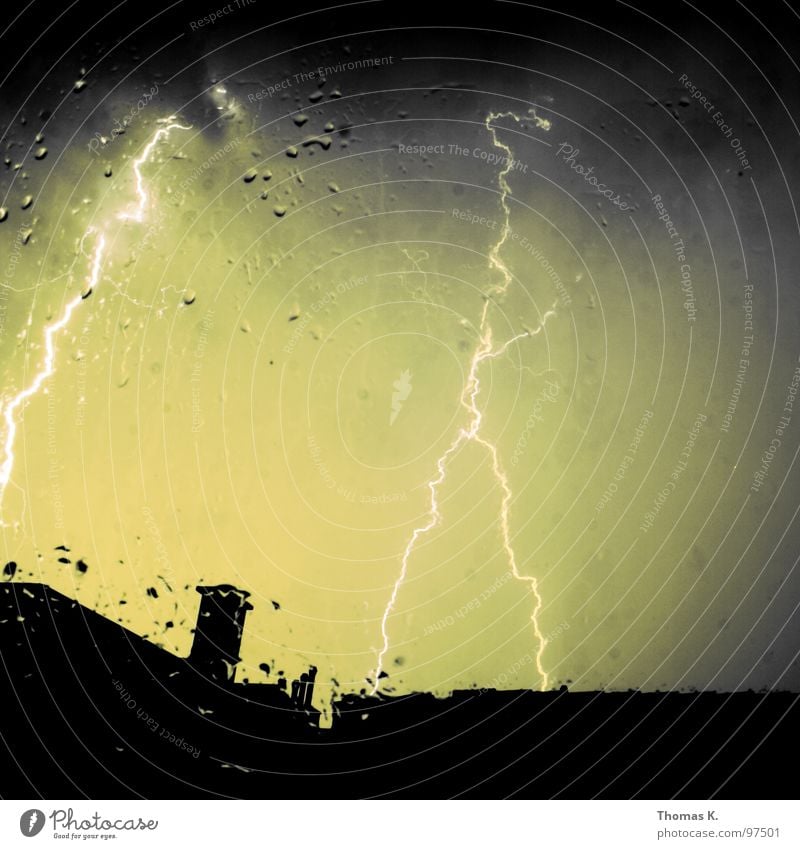 Spektakulöse Wettererscheinung. Fenster Balkon Blitze Donnern Sturm Orkan Wolken Regen Schornstein Dach dunkel Elektrizität Langzeitbelichtung Macht Gewitter