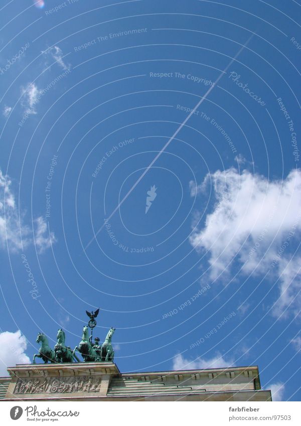 The sky is the limit Brandenburger Tor Wolken Kondensstreifen Sommer aufsteigen historisch Himmel Deutschland Berlin Vergangenheit blau Graffiti oben aufwärts