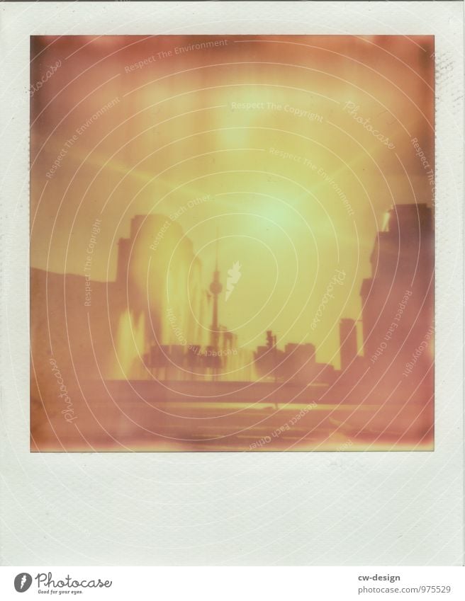 Dit is Balin Berlin Berliner Fernsehturm Berlin-Mitte Springbrunnen Sommer Sonne Sonnenlicht Schwebender Ring Strausberger Platz geöffnet Polaroid polaroids