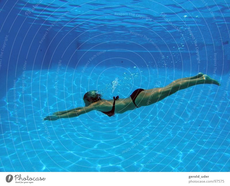 Erfrischung im Pool Schwimmbad Frau Bikini Sommer springen tauchen kühlen Erholung Schweben Reflexion & Spiegelung Mallorca Wasser erfrischen Bewegung Dynamik