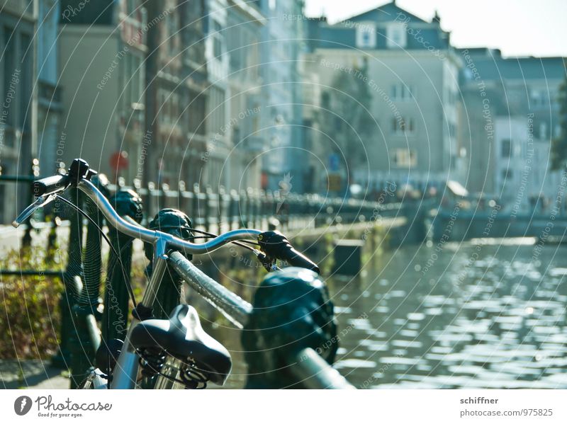 Belgischer Drahtesel Flussufer Stadt Stadtzentrum Altstadt Haus Brücke Bauwerk Gebäude Verkehrsmittel Straße Fahrrad schön Gracht Kanal Treppengeländer anlehnen