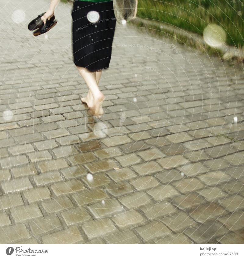 sommerregen Kleid Barfuß Regen Schuhe Blume Holzschuhe Muster Asphalt Teer heiß Sommer Schwüle leicht luftig schön Frau feminin gehen Gesäß Fußgänger Stadt Gras